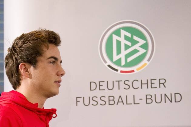 Mario GÖTZE (GER), Pressekonferenz in der Sportschule Kaiserau am 07.02.2011. o0 Schriftzug Logo, Emblem, Verbandslogo Verbandsemblem