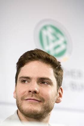 Schauspieler Daniel BRÜHL (GER), Pressekonferenz in der Sportschule Kaiserau am 07.02.2011. o0 Funktionär
