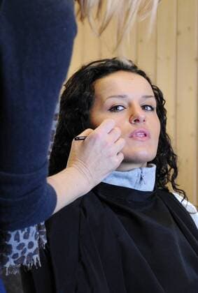 Nationalspielerin Fatmire BAJRAMAJ wird geschminkt --- Werbedreh für den DFB-Generalsponsor Mercedes-Benz mit der deutschen Frauennationalmannschaft in Kaiserau o0 privat Schminke schminken Lippenstift Makeup Make Up kurios Komik