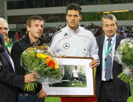Samstag 05.09.2009, Länderspiel in Leverkusen, Deutschland - Südafrika 2:0, Bernd Schneider wird verabschiedet (li), Michael Ballack (GER) und DFB Generalsekretär Wolfgang Niersbach DeFodi018 o0 Funktionär