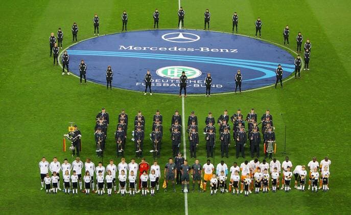 Mittwoch 18.11.2009, Freundschaftsspiel in Gelsenkirchen, Deutschland - Elfenbeinküste 2:2, Die Mannschaften mit Musikkapelle , DeFodi018