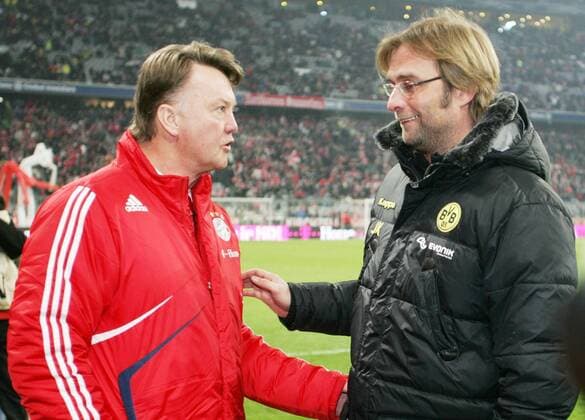 Samstag 13.02.2010, 1. Bundesliga Saison 09 10 - 22. Spieltag in Muenchen, FC Bayern Muenchen - BVB Borussia Dortmund 3:1 Trainer Juergen KLOPP (Dortmund) mit Trainer Louis VAN GAAL (Bayern, li.). DeFodi019