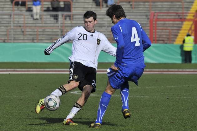 U20-Länderspiel Deutschland - Italien am 09.02.2011 in Oberhausen Pascal Groß ( Deutschland ), links - Nicola Pasini ( Italien ), rechts