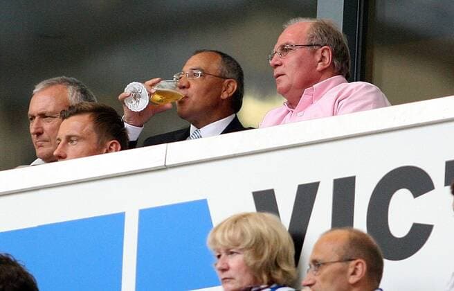Samstag 18.07.2009, 1. Bundesliga Saison 09 10 - T-Home-Cup 09 in Gelsenkirchen, Trainer Felix Magath (S04) mit Manager Uli Hoeneß, Hoeness, (FCB) auf der Tribüne mit einem Bier DeFodi018