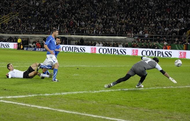 09.02.2011, Fussball Test-Länderspiel Deutschland - Italien, in Dortmund Signal-Iduna-Park-Stadion. Miroslav Klose (li, Deutschland) trifft zum 1:0 gegen Torwart Gianluigi Buffon (re, Italien) und Mattias Cassani (Italien) o0 Tor