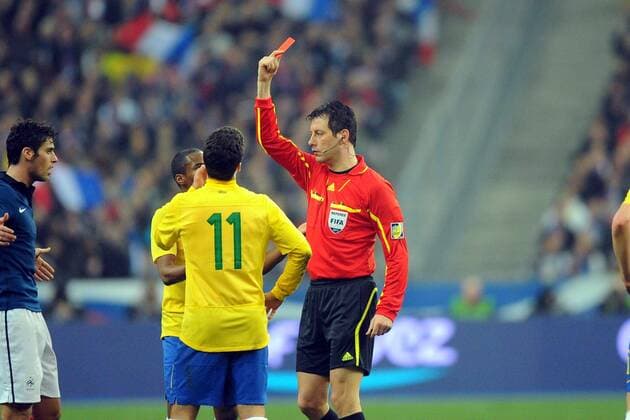 Paris - Frankreich - Brasilien - Schiedsrichter Wolfgang STARK (GER) zeigt HERNANES (BRA, Mitte) die rote Karte - AnthonyxBibardxFEP -  o0 Platzverweis