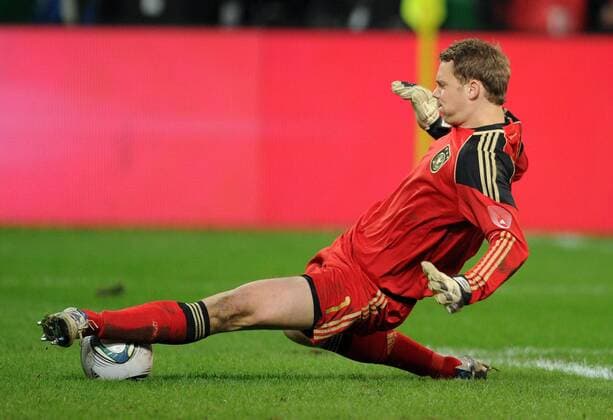 FUSSBALL INTERNATIONALES FREUNDSCHAFTSSPIEL SAISON 10 11 Deutschland - Italien 09.02.2011 Manuel NEUER (Deutschland) kann retten 