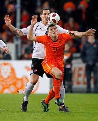 FUSSBALL - NED vs AUT, Testspiel EINDHOVEN, 09.FEB.11 - FUSSBALL - ÖFB Länderspiel, Niederlande vs Österreich, Freundschaftsspiel. Bild zeigt Emanuel Pogatetz (AUT, li.) und Klaas Jan Huntelaar (NED). 