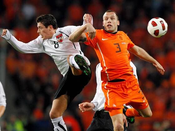 Testspiel in EINDHOVEN, 09.FEB.11 - FUSSBALL - Länderspiel, Niederlande vs Österreich, Freundschaftsspiel. Bild zeigt Zlatko Junuzovic (AUT, li.) und John Heitinga (NED). 