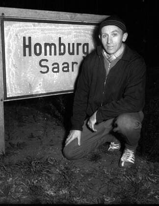 Hans Pilz (1. FC Saarbrücken) vor dem Ortseingangsschild Homburg Saar Einzelbild, Fotoshooting