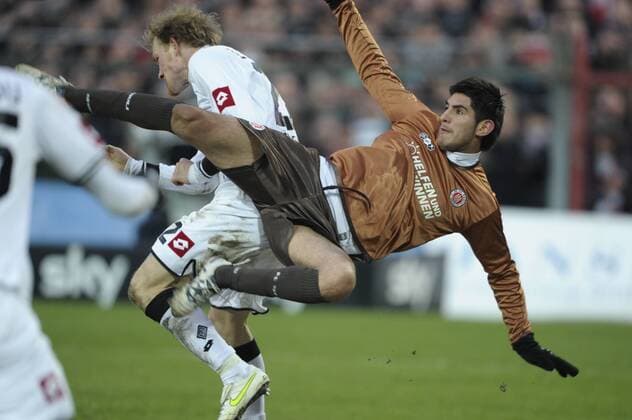 HAMBURG,22.02.2011, Carlos Zambrano (St Pauli, re.) FC St. Pauli - Borussia Mönchengladbach 3:1 in Hamburg.