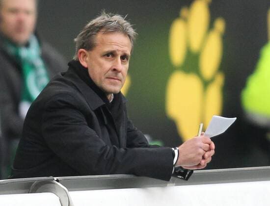 VfL Wolfsburg - Hamburger SV (HSV Hamburg) 0:1 - nachdenklicher Trainer der Wolfsburger, Pierre Littbarski