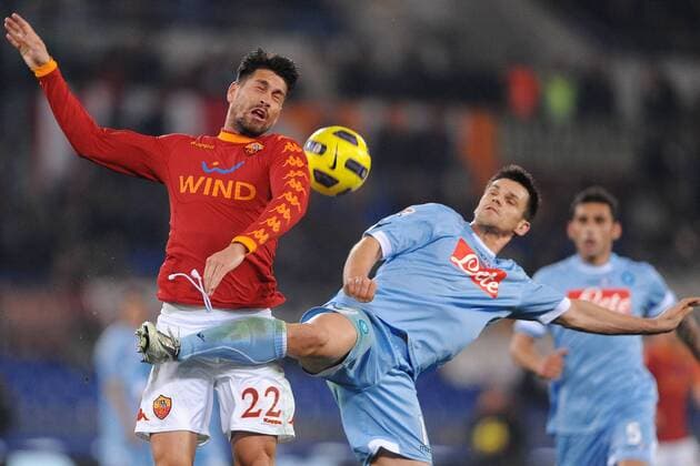 AS Rom (rot) - SSC Neapel (blau): Marco Borriello (li.) gegen Christian Maggio 