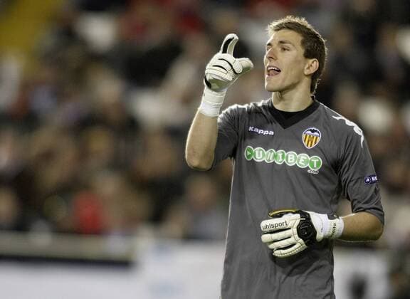 Valencia s Vicente Guaita reacts --- Valencia CF vs. FC Schalke 04  (201102154629)