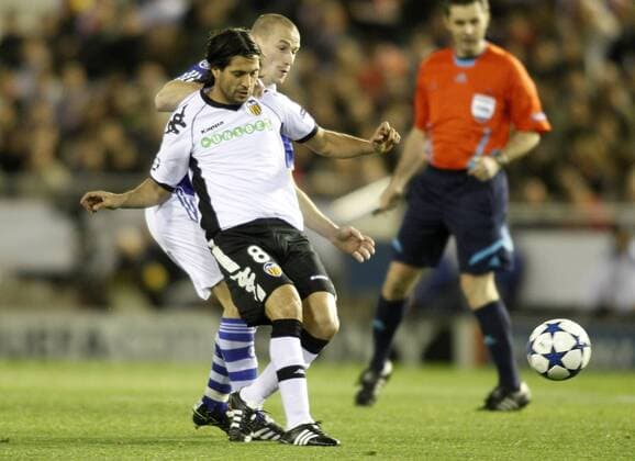 Valencia s Alejandro Dominguez (front) against Schalke 04 s Peer Kluge --- Valencia CF vs. FC Schalke 04  (201102154594)