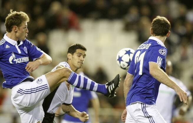 Schalke 04 s Benedikt Höwedes (L) against Valencia s Ricardo Costa (C) --- Valencia CF vs. FC Schalke 04  (201102154642)