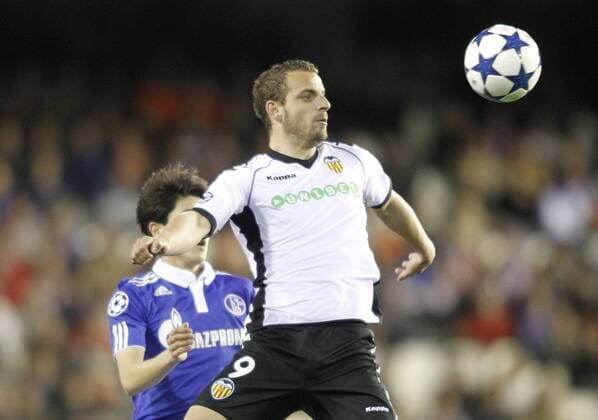 Valencia s Roberto Soldado --- Valencia CF vs. FC Schalke 04  (201102154653) o0 Einzelbild
