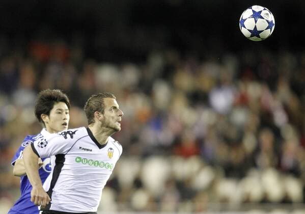 Valencia s Roberto Soldado (R) against Schalke 04 s Atsuto Uchida --- Valencia CF vs. FC Schalke 04  (201102154655)