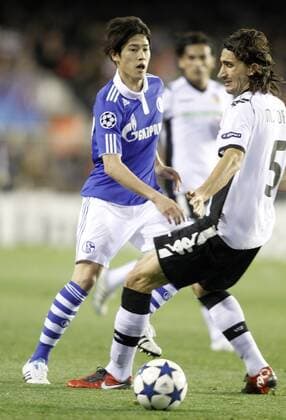 Schalke 04 s Atsuto Uchida (L) against Valencia s Mehmet Topal --- Valencia CF vs. FC Schalke 04  (201102154661)