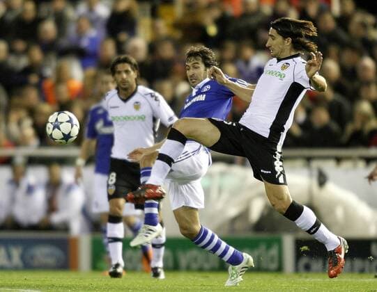 Schalke 04 s Raul (C) against Valencia s Mehmet Topal (R) --- Valencia CF vs. FC Schalke 04  (201102154670)