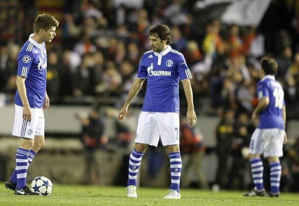 Schalke 04 s Klaas Jan Huntelaar (L) and Raul dejected --- Valencia CF vs. FC Schalke 04  (201102154704)