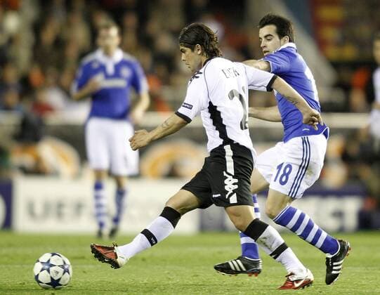 Schalke 04 s Jose Manuel Jurado (R) against Valencia s Ever Banega --- Valencia CF vs. FC Schalke 04  (201102154711)