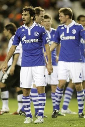Schalke 04 s Raul (L) reacts --- Valencia CF vs. FC Schalke 04  (201102154752)