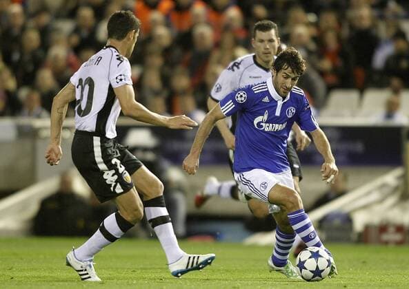 Schalke 04 s Raul (R) against Valencia s Ricardo Costa (front) --- Valencia CF vs. FC Schalke 04  (201102154767)