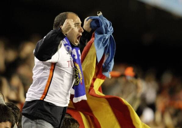 Valencia CF fan celebrates ---  (201102154690) o0 Freude Emotionen Einzelbild