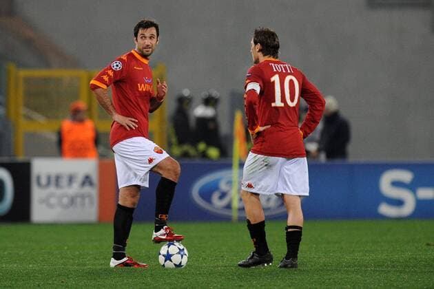 Mirko Vucinic (L) Francesco Totti (Roma) --- AS Rom (rot) vs FC Shakhtar Donetsk (weiß) UEFA Champions League, Stadio Olimpico, Roma, 16 02 2010 AntoniettaXBaldassarre