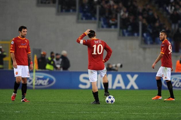Francesco Totti (mitte), Mirko Vucinic (li) und Jeremy Menez (Roma) --- AS Rom (rot) vs FC Shakhtar Donetsk (weiß) UEFA Champions League, Stadio Olimpico, Roma, 16 02 2010 AntoniettaXBaldassarre
