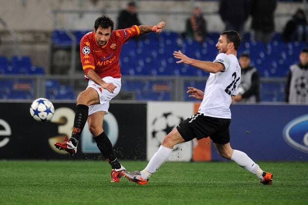 Mirko Vucinic (Roma) vs Razvan Rat --- AS Rom (rot) vs FC Shakhtar Donetsk (weiß) UEFA Champions League, Stadio Olimpico, Roma, 16 02 2010 AntoniettaXBaldassarre