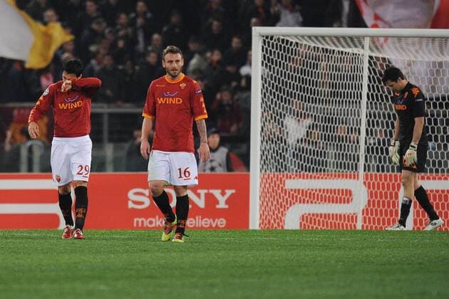 Daniele de Rossi (M), Nicolas Burdisso (L) und Doni (Roma) --- AS Rom (rot) vs FC Shakhtar Donetsk (weiß) UEFA Champions League, Stadio Olimpico, Roma, 16 02 2010 AntoniettaXBaldassarre