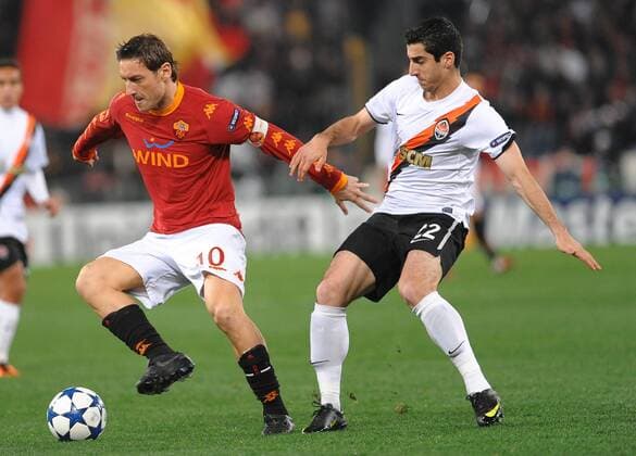 Francesco Totti (roma) und Henrik Mkhitaryan (shakhtar --- AS Rom (rot) vs FC Shakhtar Donetsk (weiß) UEFA Champions League, Stadio Olimpico, Roma, 16 02 2010 massimoxoliva