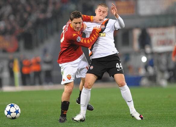 Francesco Totti (roma) und Yaroslav Rakitskiy (shakthar) --- AS Rom (rot) vs FC Shakhtar Donetsk (weiß) UEFA Champions League, Stadio Olimpico, Roma, 16 02 2010 massimoxoliva