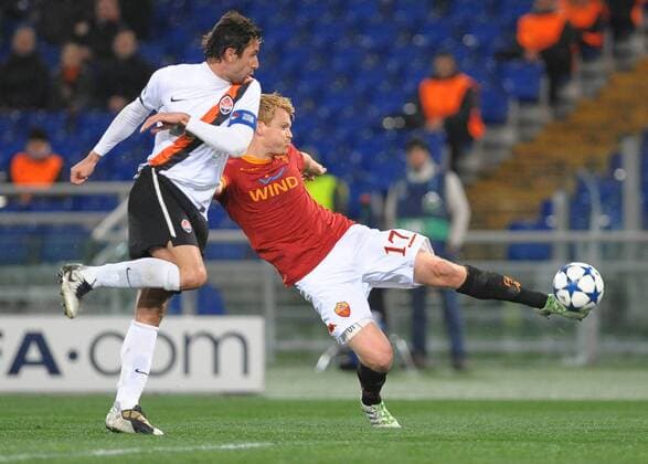 John Arne Riise (roma) vs Darijo Srna --- AS Rom (rot) vs FC Shakhtar Donetsk (weiß) UEFA Champions League, Stadio Olimpico, Roma, 16 02 2010 massimoxoliva