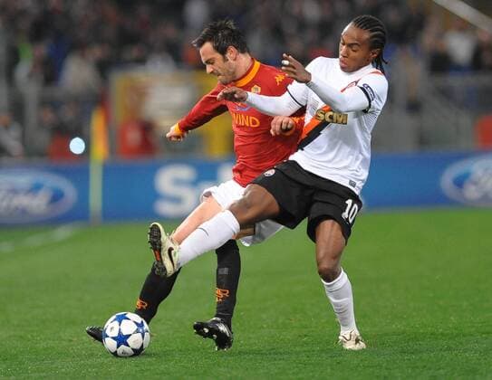 Marco Cassetti (roma) und Willian (shakhtar) --- AS Rom (rot) vs FC Shakhtar Donetsk (weiß) UEFA Champions League, Stadio Olimpico, Roma, 16 02 2010 massimoxoliva