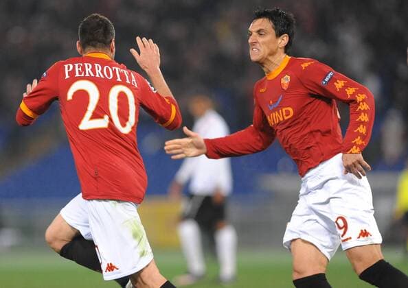 Simone Perrotta (L) und Nicolas Burdisso --- AS Rom (rot) vs FC Shakhtar Donetsk (weiß) UEFA Champions League, Stadio Olimpico, Roma, 16 02 2010 massimoxoliva o0 Jubel Freude