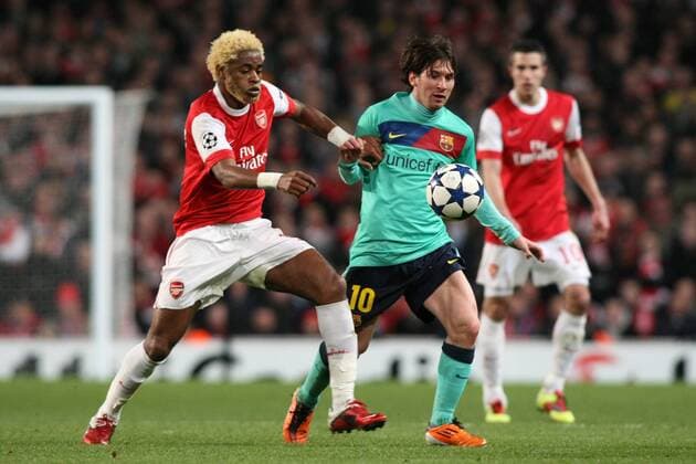 FC Arsenal (rot) - FC Barcelona (grün): ALEXANDRE SONG (li.) gegen LIONEL MESSI -  0S3G1103 o0 Barca