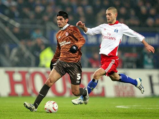 Hamburger SV vs. FC St. Pauli --- v.li.: Carlos Zambrano (Pauli) , Mladen Petric (HSV)