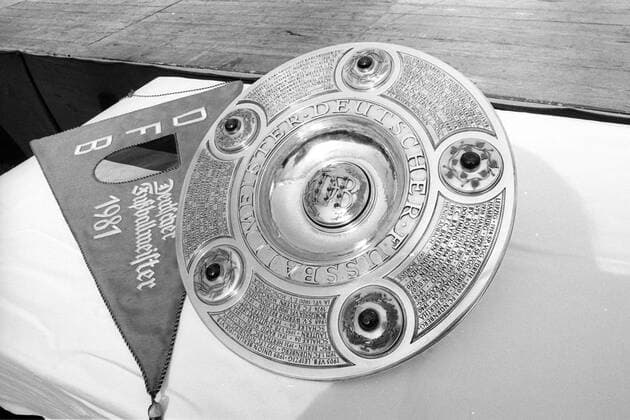 Fußball, FC Bayern München, Deutscher Meister 1981 Meisterschale und DFB Meisterwimpel für den FC Bayern München, den deutschen Meister der Saison 1980 1981 Objekte, Schale, Meisterschale, Trophäe, Wimpel, o00 Aufmacher