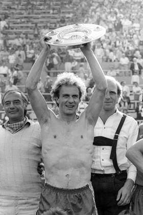 Fußball, FC Bayern München, Deutscher Meister 1981 FC Bayern München, deutscher Meister 1980 1981, v. li.: Trainer Pal Csernai, Karl Heinz Rummenigge, Dieter Hoeneß nackt, Objekte, Schale, Meisterschale, Trophäe