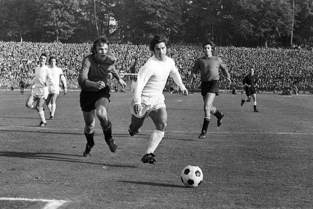 Gerd Müller (FC Bayern München, Mitte) gegen Karl Heinz Körbel, re. Jürgen Kalb (beide Eintracht Frankfurt) Aktion, Duell Charly