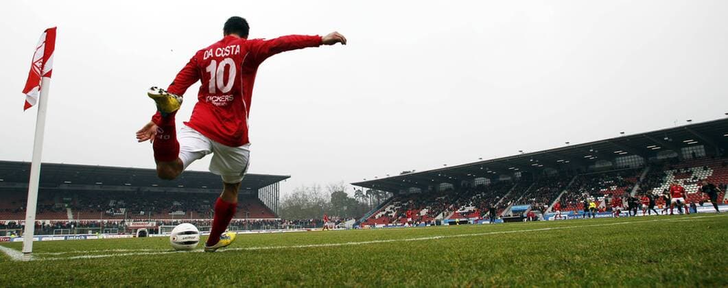 Ecke Elton da Costa (Kickers Offenbach) im Stadion am Bieberer Berg o0 Totale Aufmacher Eckball Sportstätte