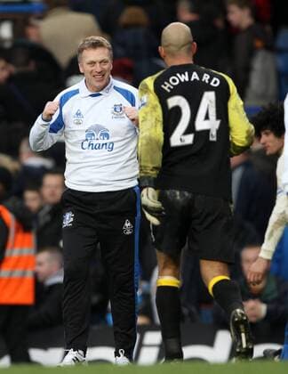 Evertons coach David Moyes (L) celebrates with Tim Howard --- Chelsea FC vs. Everton FC EDITORIAL USE ONLY. No use with unauthorised audio, video, data, fixture lists, club league logos or live services. Online in-match use limited to 120 images, no video emulation. No use in betting, games or single club league player publications. o0 Freude