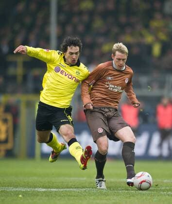 Mats HUMMELS (li. BVB) - Rouwen HENNINGS (Pauli) Fussball 1.Bundesliga - Saison 2010 2011, 23.Spieltag: Borussia Dortmund - FC St.Pauli in Dortmund am 19.02.2011