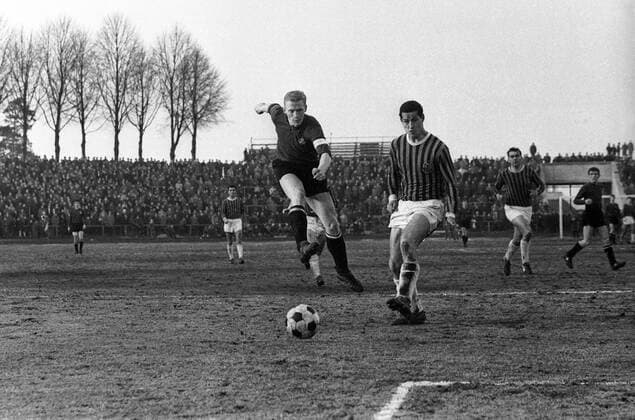 Heinz Strehl (1. FC Nürnberg, li.) zieht ab Aktion