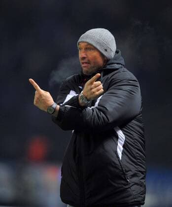 Hertha BSC Berlin vs. FC Energie Cottbus --- Claus-Dieter Wollitz (Cottbus, Trainer) o0 Gestik kurios Komik Konfusion konfus Chaos durcheinander