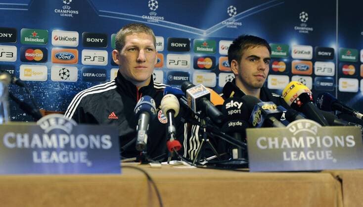 Mailand, Pressekonferenz des FC Bayern München - Philipp Lahm (R) und Bastian Schweinsteiger 