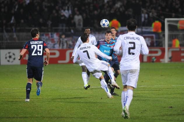 Olympique Lyon (blue) - Real CF Madrid (white), Jeremy Toulalan (Lyon) - Cristiano Ronaldo (Real) xFredericChambertx 